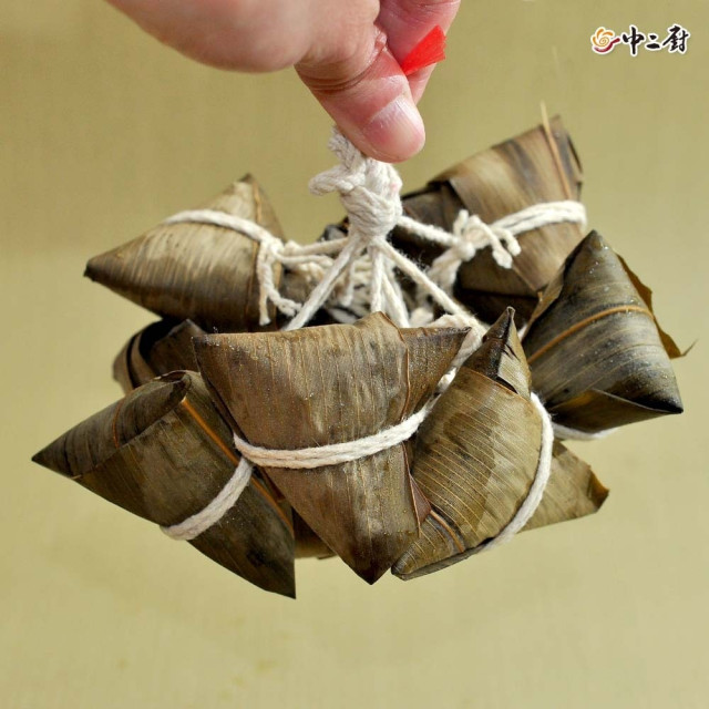 好運攏粽來!肉粽熱銷中!【中二廚】豬肉蛋黃一口粽(40g/粒)(10粒/串)